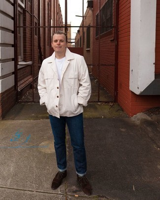 С чем носить бежевую куртку-рубашку мужчине