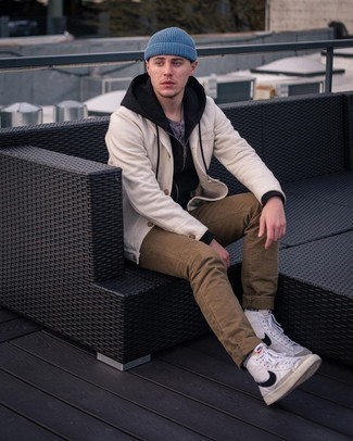 С чем носить бежевую куртку-рубашку мужчине