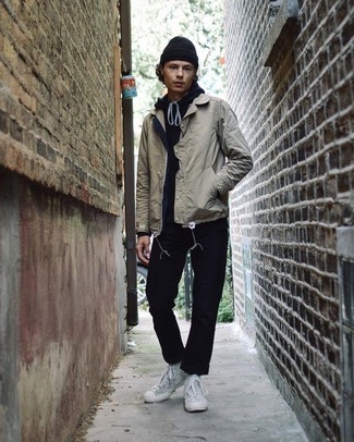 С чем носить бежевую куртку-рубашку мужчине