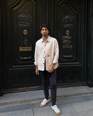 Как носить бежевую куртку-рубашку с темно-синими брюками чинос