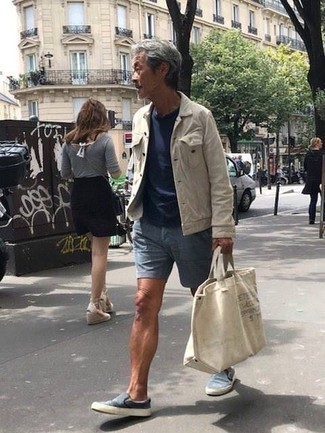 Какие шорты носить с бежевой курткой-рубашкой мужчине