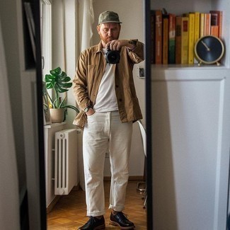 Как носить бежевую куртку-рубашку с белыми джинсами мужчине