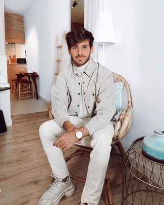 Как носить бежевую куртку-рубашку с белыми джинсами мужчине