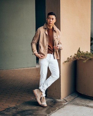 Как носить бежевую куртку-рубашку с белыми джинсами мужчине