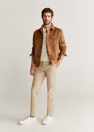 Как носить бежевую куртку-рубашку с белой футболкой-поло мужчине