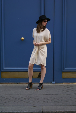 С чем носить бежевое платье-рубашку