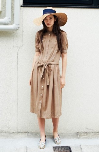 С чем носить бежевое платье-рубашку