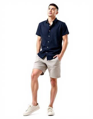 Как носить бежевые шорты с бежевыми плимсоллами мужчине