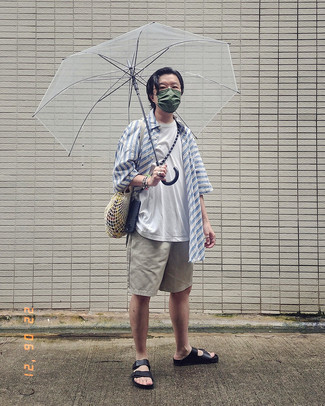 Как носить бежевые шорты с черными кожаными сандалиями мужчине