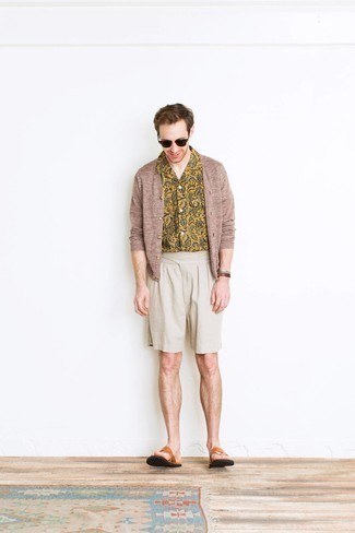Какие кардиганы носить с бежевыми шортами мужчине