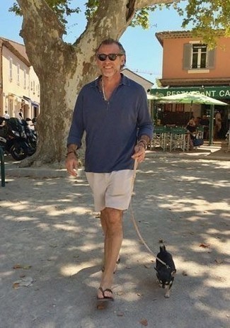 Как носить бежевые шорты с темно-коричневыми кожаными сланцами мужчине