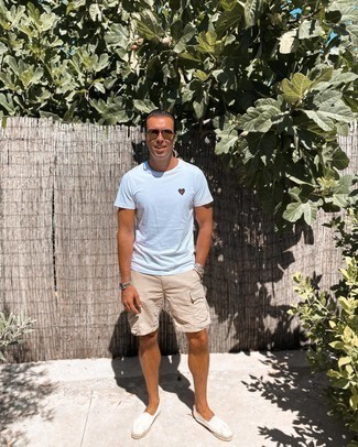 Какие эспадрильи носить с бежевыми шортами мужчине