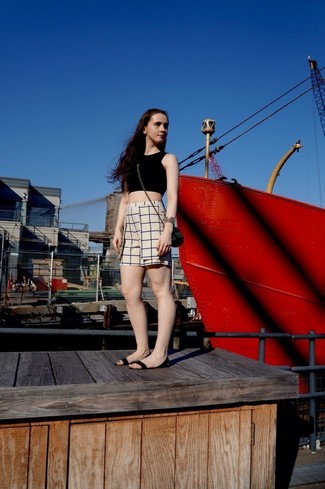 Какие сандалии на плоской подошве носить с бежевыми шортами