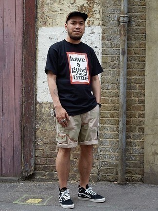 Какие высокие кеды носить с бежевыми шортами мужчине