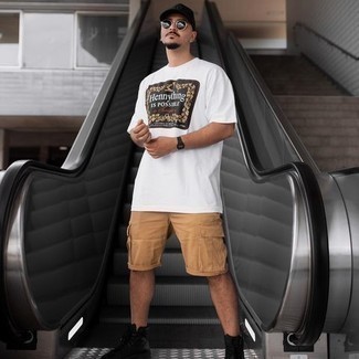 Какие высокие кеды носить с бежевыми шортами мужчине