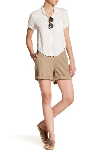 С чем носить бежевые шорты женщине