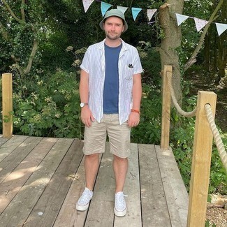 Какие низкие кеды носить с бежевыми шортами мужчине