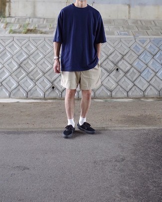 Какие низкие кеды носить с бежевыми шортами мужчине