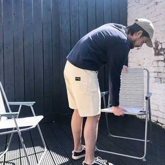 Какие низкие кеды носить с бежевыми шортами мужчине