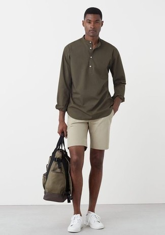 Какие низкие кеды носить с бежевыми шортами мужчине