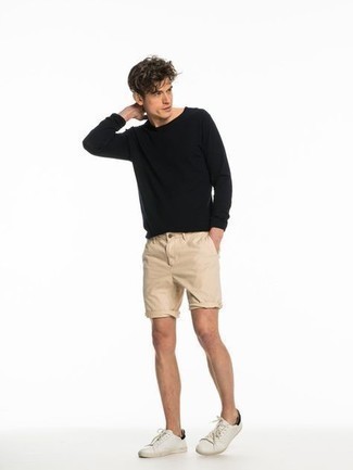 Какие низкие кеды носить с бежевыми шортами мужчине