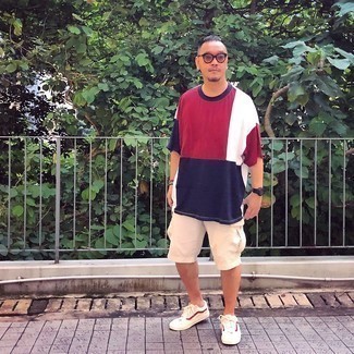 Какие низкие кеды носить с бежевыми шортами мужчине