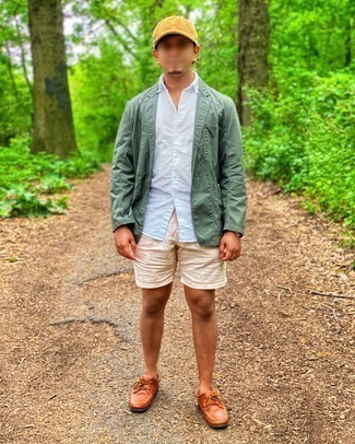 Как носить бежевые шорты с мятным хлопковым пиджаком мужчине
