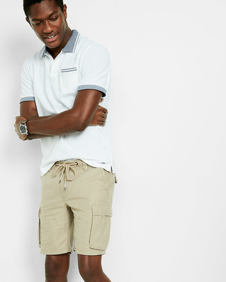 Какие футболки-поло носить с бежевыми шортами мужчине