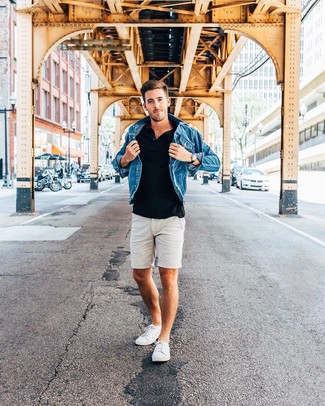 Какие футболки-поло носить с бежевыми шортами мужчине