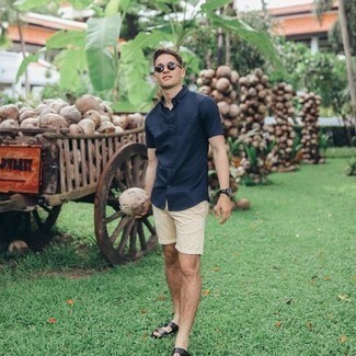 Какие сандалии носить с бежевыми шортами мужчине