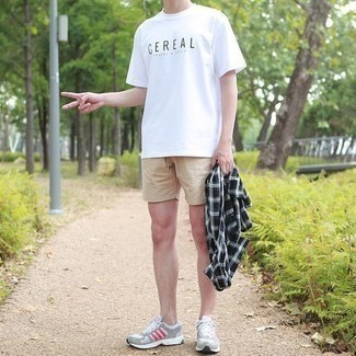Как носить бежевые шорты с серебряными кроссовками мужчине