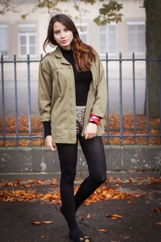 Какие водолазки носить с бежевыми шортами женщине