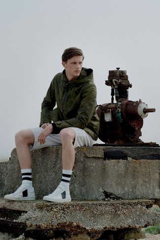 Какие ветровки носить с бежевыми шортами мужчине