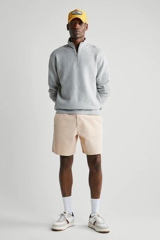 Какие свитера с воротником на молнии носить с бежевыми шортами мужчине