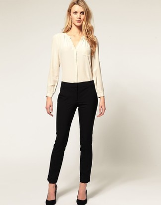С чем носить бежевую шелковую блузку с длинным рукавом