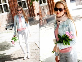 С чем носить бежевый шелковый шарф женщине