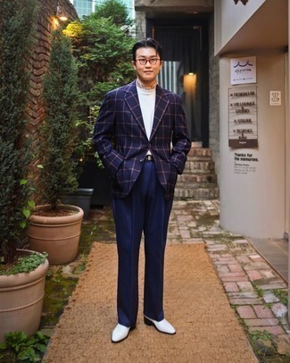 С чем носить бежевый шелковый шарф мужчине