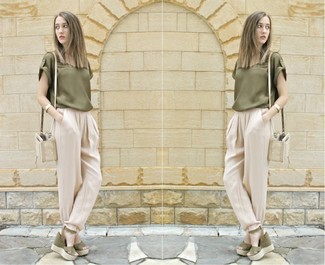 С чем носить бежевые шелковые спортивные штаны женщине