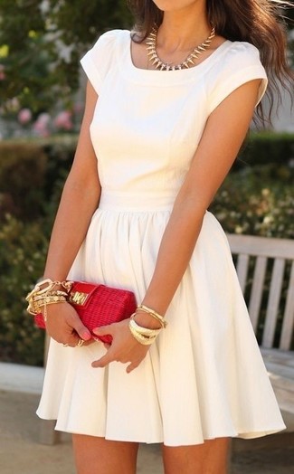 С чем носить бежевое платье с плиссированной юбкой