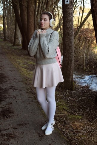 С чем носить бежевую короткую юбку-солнце