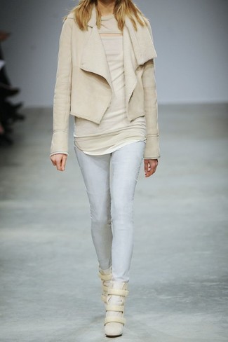 Какие джинсы носить с бежевым топом без рукавов