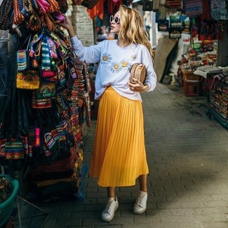 С чем носить бежевый соломенный клатч