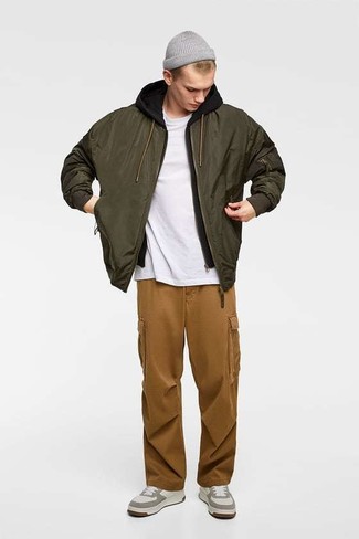 С чем носить бежевые замшевые кроссовки мужчине