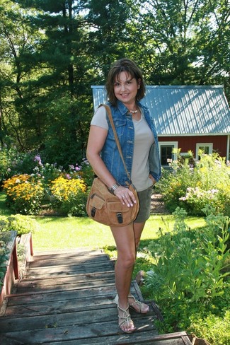 С чем носить бежевую замшевую сумку женщине