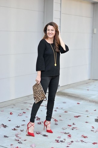 С чем носить бежевую замшевую сумку женщине