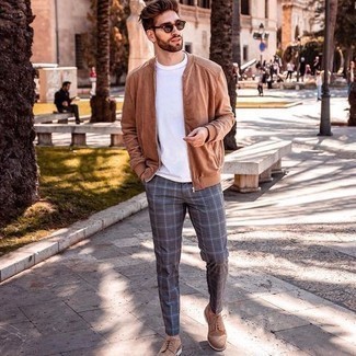 С чем носить бежевый замшевый бомбер мужчине