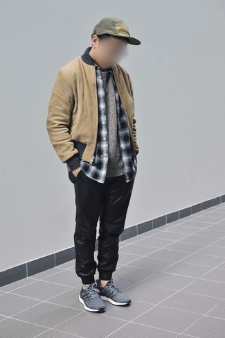 С чем носить бежевый замшевый бомбер мужчине