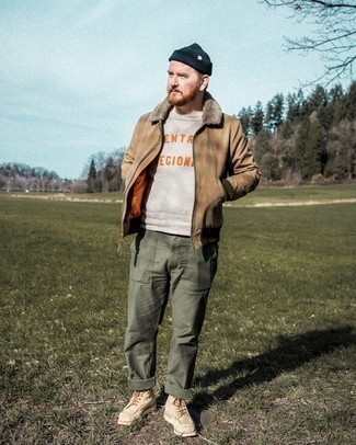 С чем носить бежевые замшевые повседневные ботинки мужчине