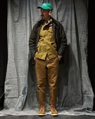 С чем носить бежевые замшевые повседневные ботинки мужчине