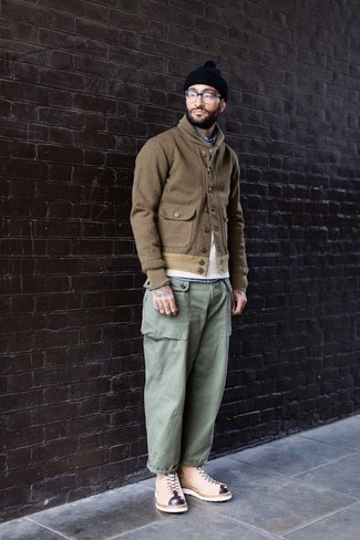 С чем носить бежевые замшевые повседневные ботинки мужчине